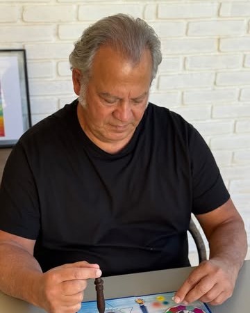 Reginaldo Teixeira usando o pêndulo sobre a mesa quântica